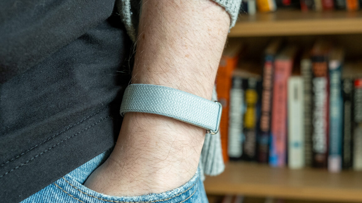 Fitbit Air Review: Great Tracker, But Google's AI Coach Falls Short