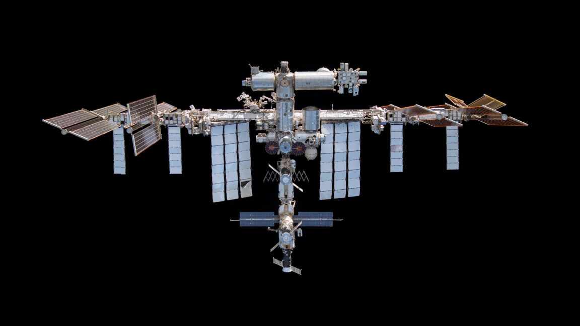 ISS Crew Takes Shelter in Dragon Capsule During Russian Module Leak Repair